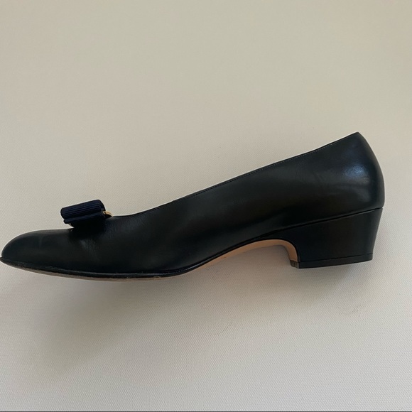 SOLD Salvatore Ferragamo Vintage Vara Bow Pumps Navy Blue - Picture 12 of 15